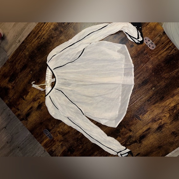 White V-Neck Women's‎ Top - Picture 9 of 10